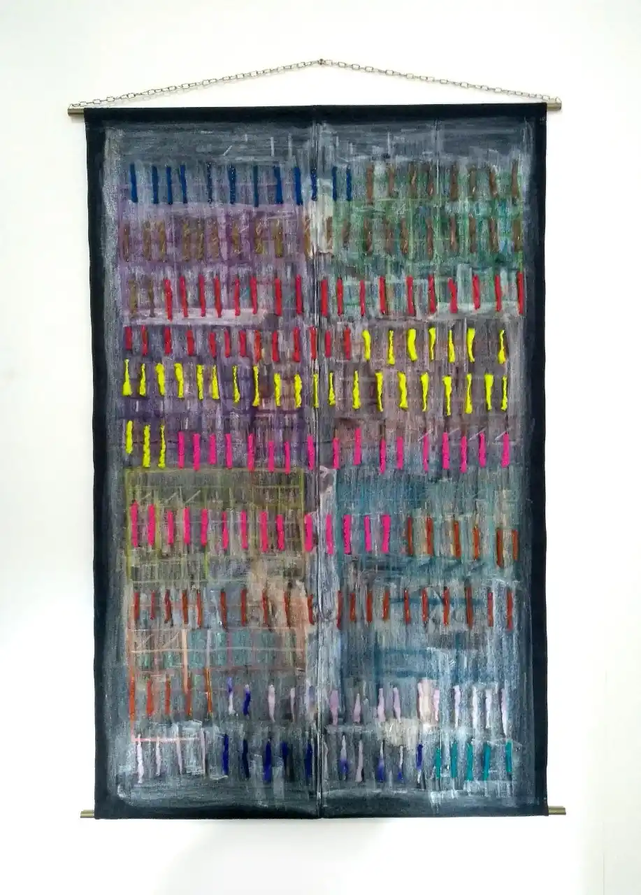 “200 DÍAS”. Lucrecia Lionti intervino telas negras con lanas y óleos.