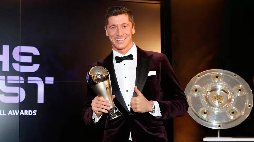 AHORA SÍ. Despojado por Messi del Balón de Oro, Lewandoswki se desquitó llevándose su segundo premio FIFA The Best.  