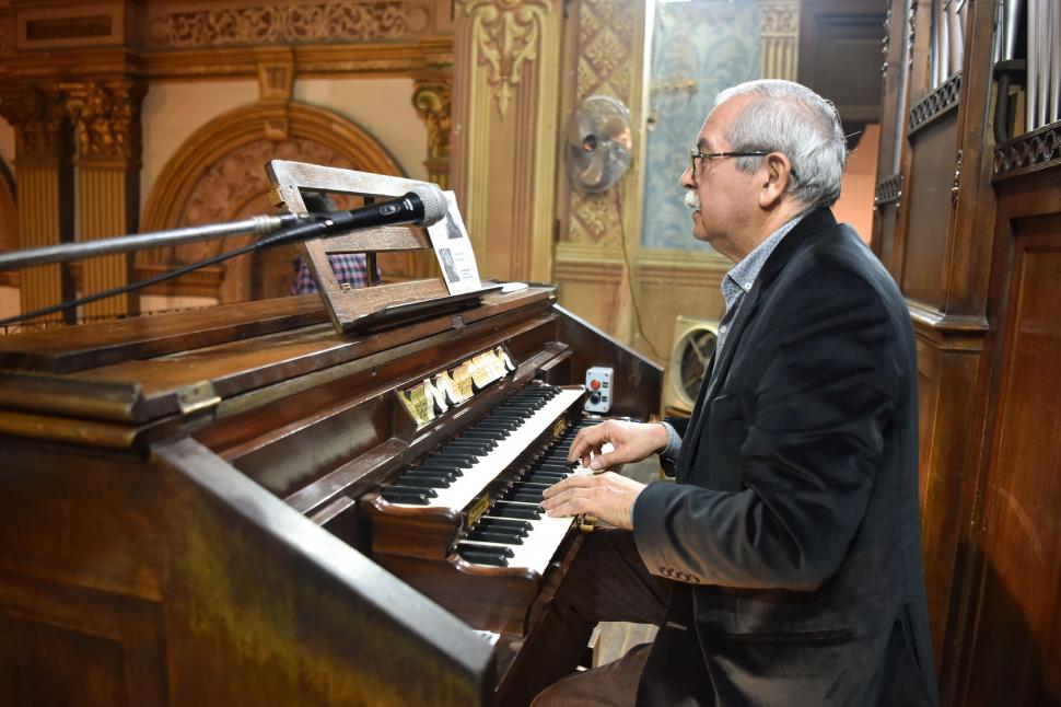 EN PLENA ACTIVIDAD. Barceló ejecuta el órgano litúrgico con pasión y devoción. 