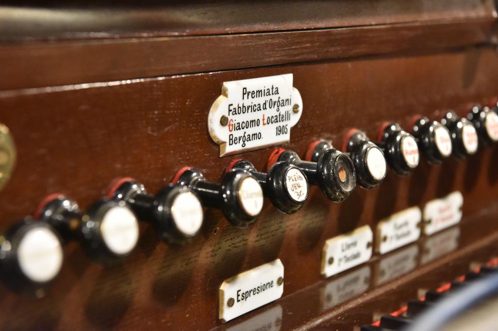 UNA PIEZA CON HISTORIA. Un aspecto del órgano de tubo que ejecuta Pablo Paverini en la Iglesia Catedral. Un instrumento de más un siglo.