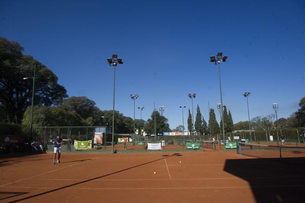 ESCENARIO. Las canchas del Tucumán Lawn Tennis alojarán uno de los torneos que se jugarán en breve en la provincia.