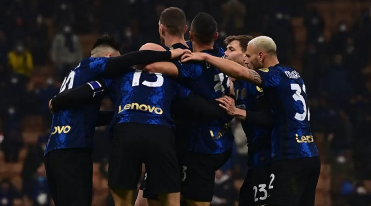 EN LA CIMA. Sin el Tucu Corre, lesionado, Inter intentará mantenerse como líder de la Serie A de Italia.