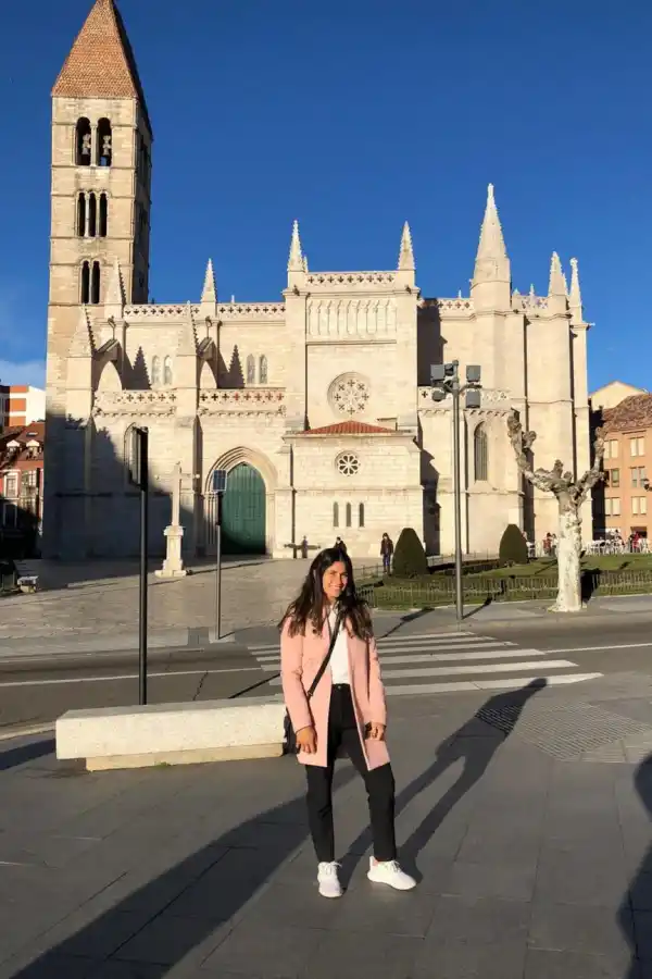 NUEVO ENTORNO. Mayra frente a la Iglesia de Santa María La Antigua, uno de los puntos más retratados de Valladolid. Allí, la sureña espera vivir nuevas experiencias.  