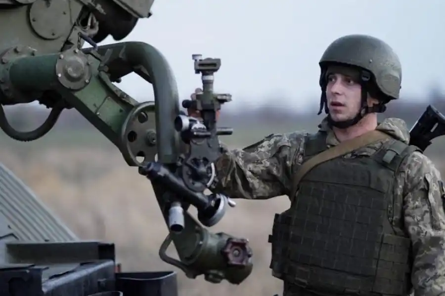 ZONA DE CONFLICTO. Un soldado ucraniano prepara el armamento para repeler una potencial invasión rusa. REUTERS