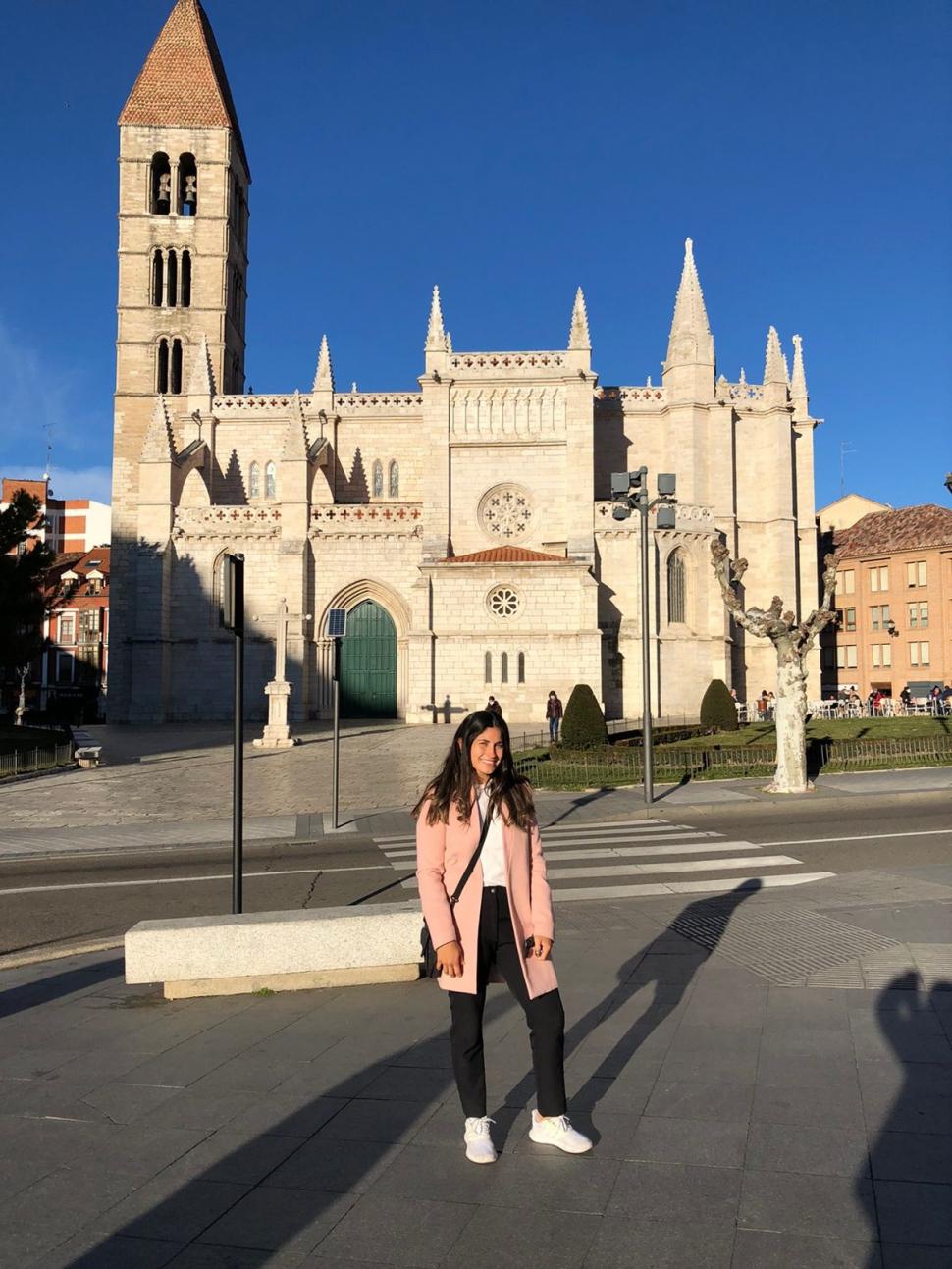 NUEVO ENTORNO. Mayra frente a la Iglesia de Santa María La Antigua, uno de los puntos más retratados de Valladolid. Allí, la sureña espera vivir nuevas experiencias.  