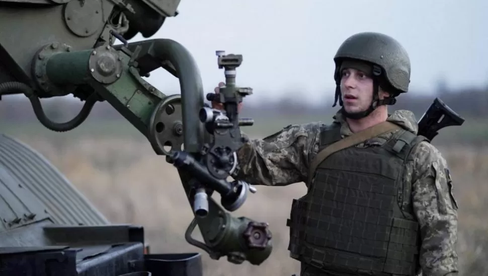 ZONA DE CONFLICTO. Un soldado ucraniano prepara el armamento para repeler una potencial invasión rusa si no prosperan hoy las negociaciones. reuters