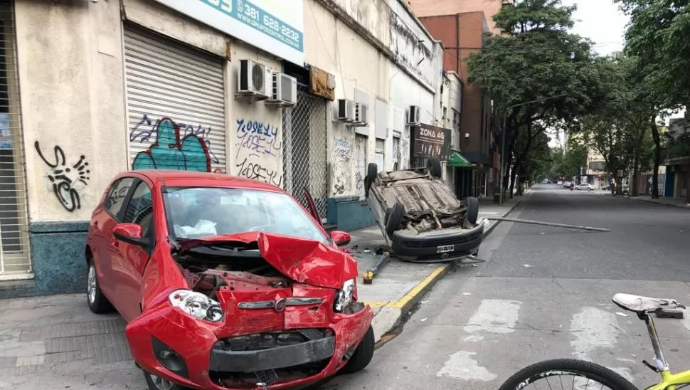 24 DE SEPTIEMBRE Y JUJUY. Dos vehículos chocaron, ambos terminaron sobre la vereda; uno de ellos volcado. Los pasajeros sufrieron heridas.
