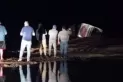 Un ómnibus intentó cruzar un río, fue arrastrado por la creciente y volcó 