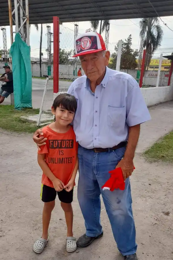 FALTÓ EL GOL PARA COMPLETAR LA FIESTA. El público de Bella Vista le puso color a la tórrida y nublada tarde, pero no pudo festejar. Todavía queda la revancha. 