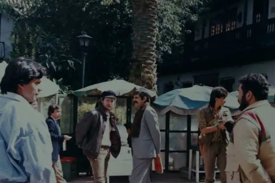 EN EL RODAJE. Sergio Cabrera y el actor Frank Ramírez durante la realización de “La estrategia del Caracol”.