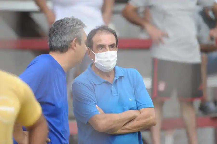 PRESENCIA ESTELAR. Carlos Roldán estuvo presente en el estadio “Las Palmeras” para seguir el partido.