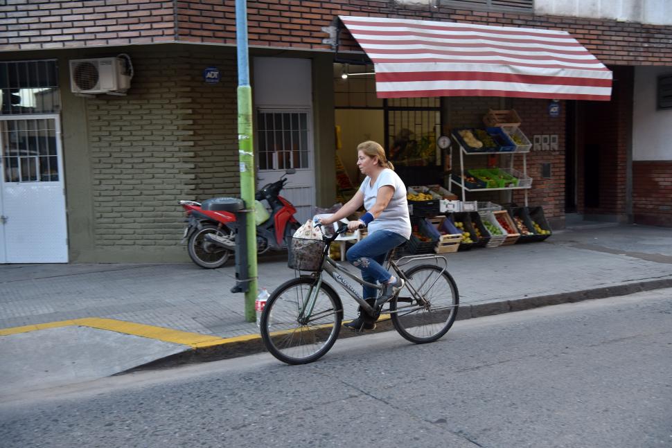 LAS COMPRAS SE HACEN IGUAL. Esta mujer salió en su bici con canasto, pese que las temperaturas ayer superaron los 30°.