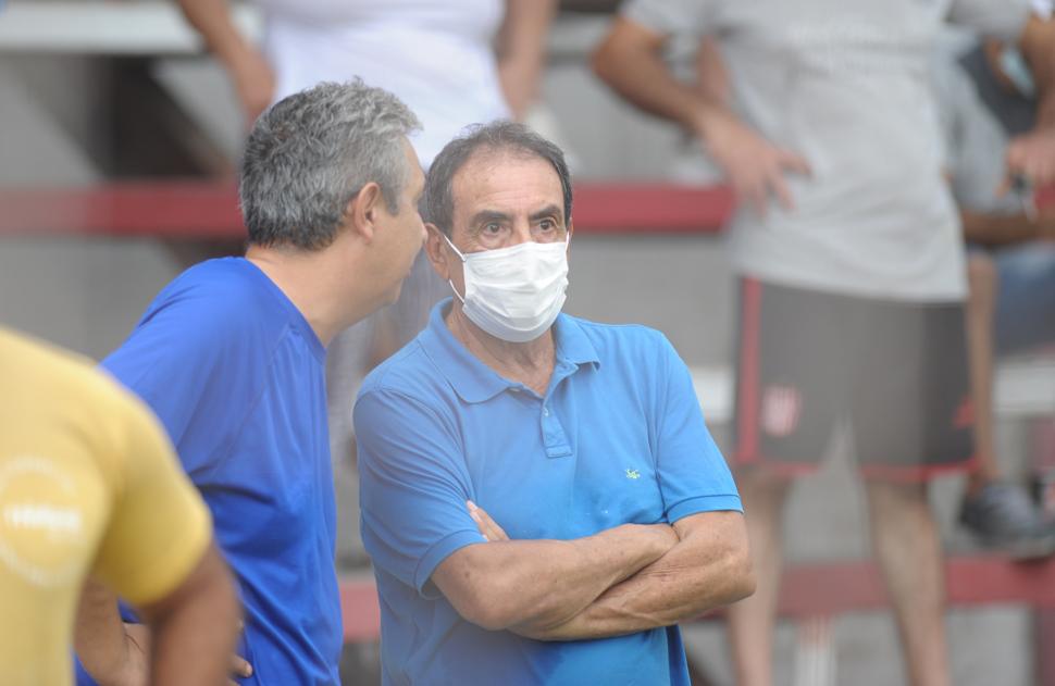 PRESENCIA ESTELAR. Carlos Roldán estuvo presente en el estadio “Las Palmeras” para seguir el partido.