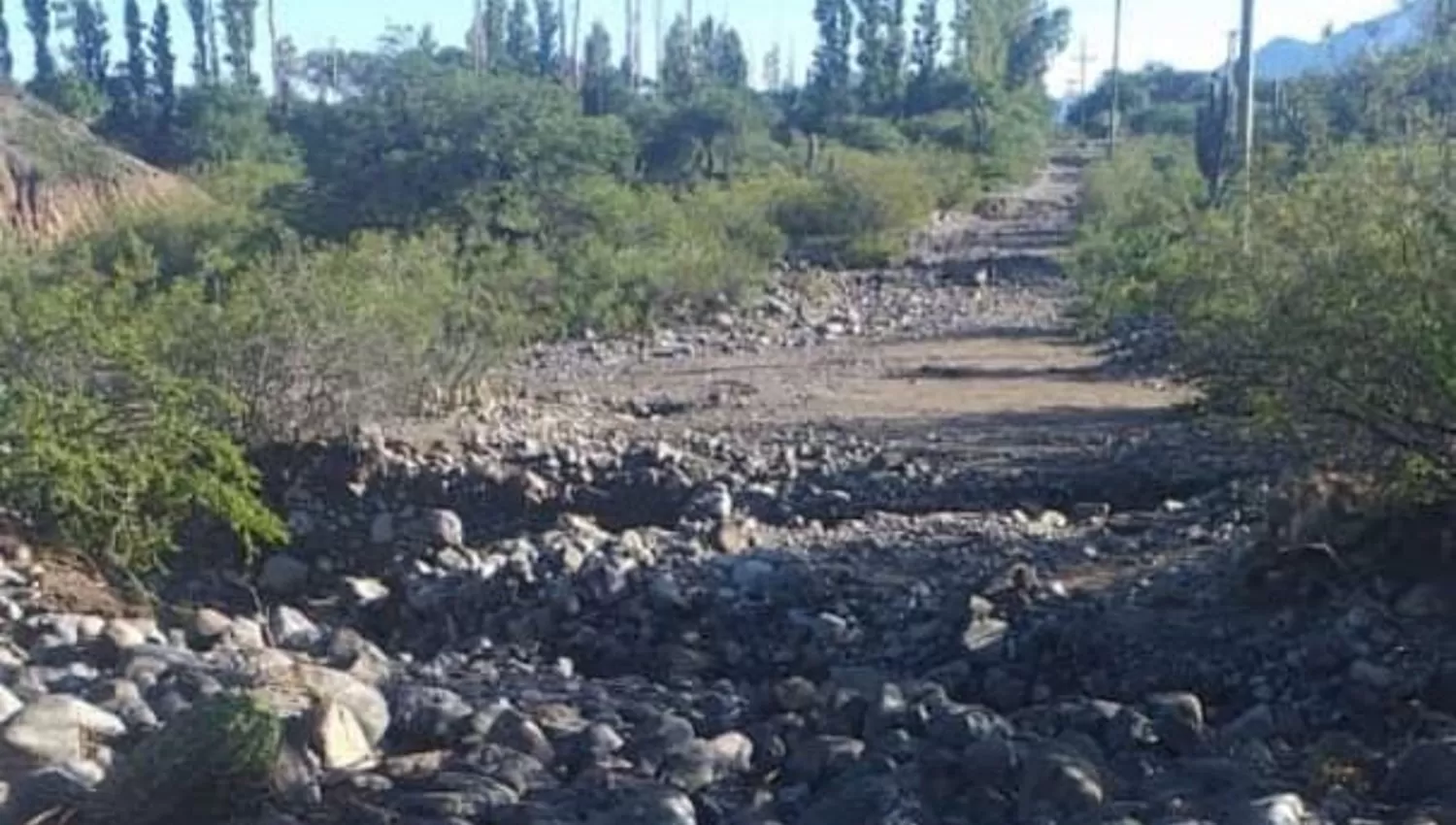 Desbordó un río y los vecinos de la localidad de El Tío quedaron incomunicados