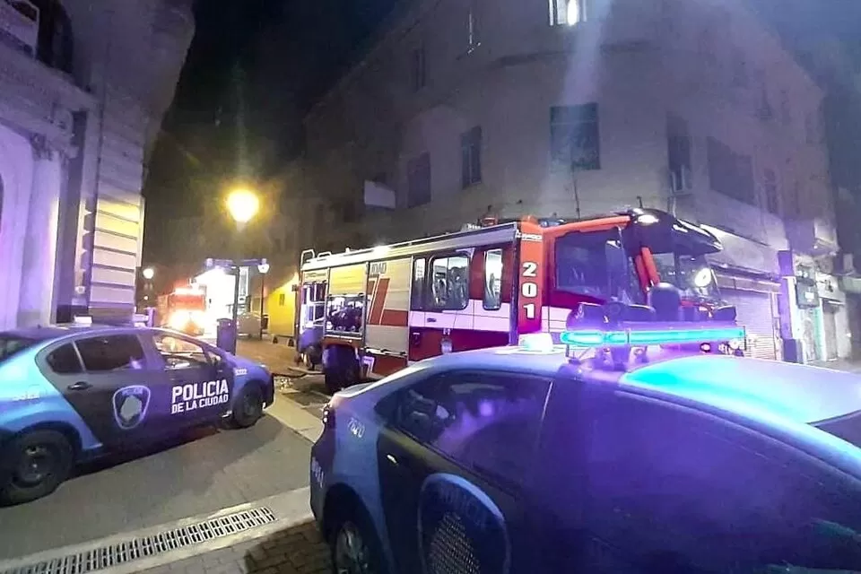 TRAGEDIA. Una persona perdió la vida cuando se incendio el hotel. Foto tomada de Twitter: @emergenciasBA.