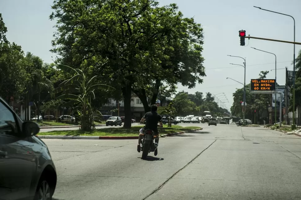 SIN CASCO Y EN ROJO. Un motociclista de esta ciudad hace oídos sordos a la luz que lo obliga a detener el paso. la gaceta / FOTO DE JORGE OLMOS SGROSSO 