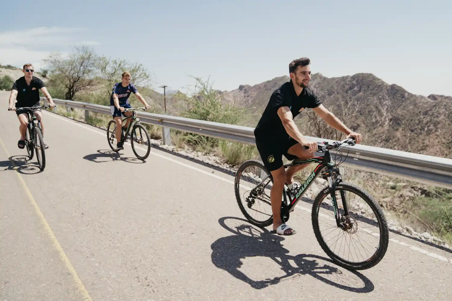 SAN JUAN. Las bicis son protagonistas en los recorridos por Cuyo. Foto en Agua Negra. 