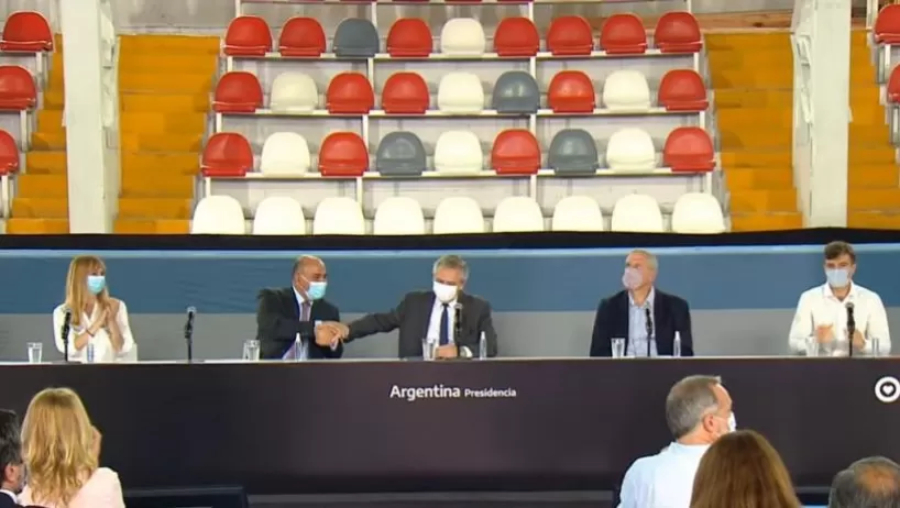 EN MORÓN. El presidente Alberto Fernández saluda a Manzur durante un acto en el partido bonaerense. tn