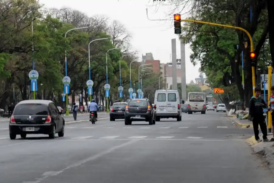 SEMÁFORO. Las mujeres respetan más las luces de paso que los varones.  