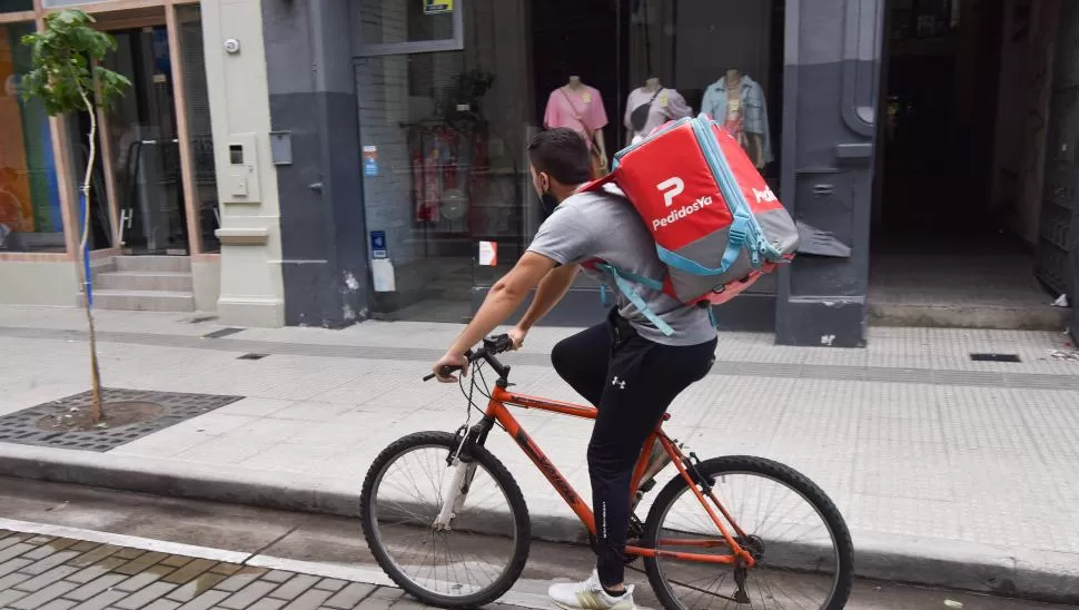 TODO A PULMÓN. Los que trabajan en bicicleta ahorran en combustible, pero cargan los pedidos en la espalda. En días de calor es muy esforzado. la gaceta / fotos de inés quinteros orio