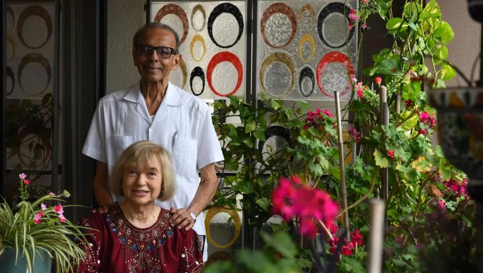 El ingeniero Nasir Ahmed y su esposa tucumana la tucumana y doctora en Letras, Socorro Esther del Valle Pariente.