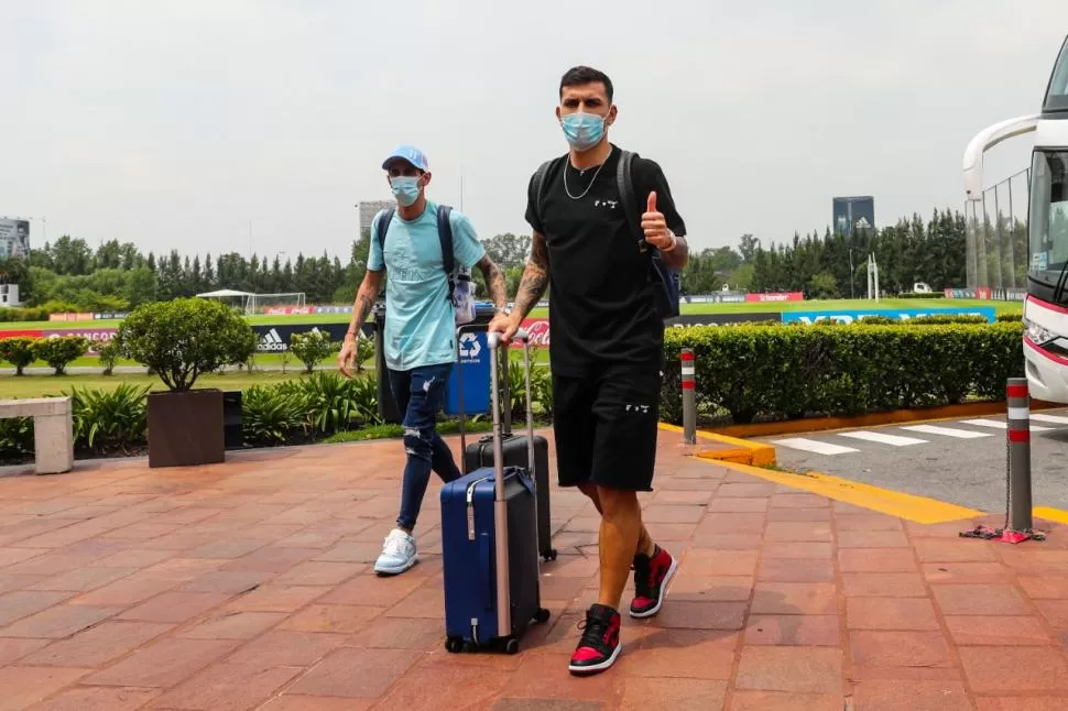 DESDE PARÍS. Ángel Di María y Leandro Paredes llegaron ayer al mediodía a l país, esta vez sin Lionel Messi. 