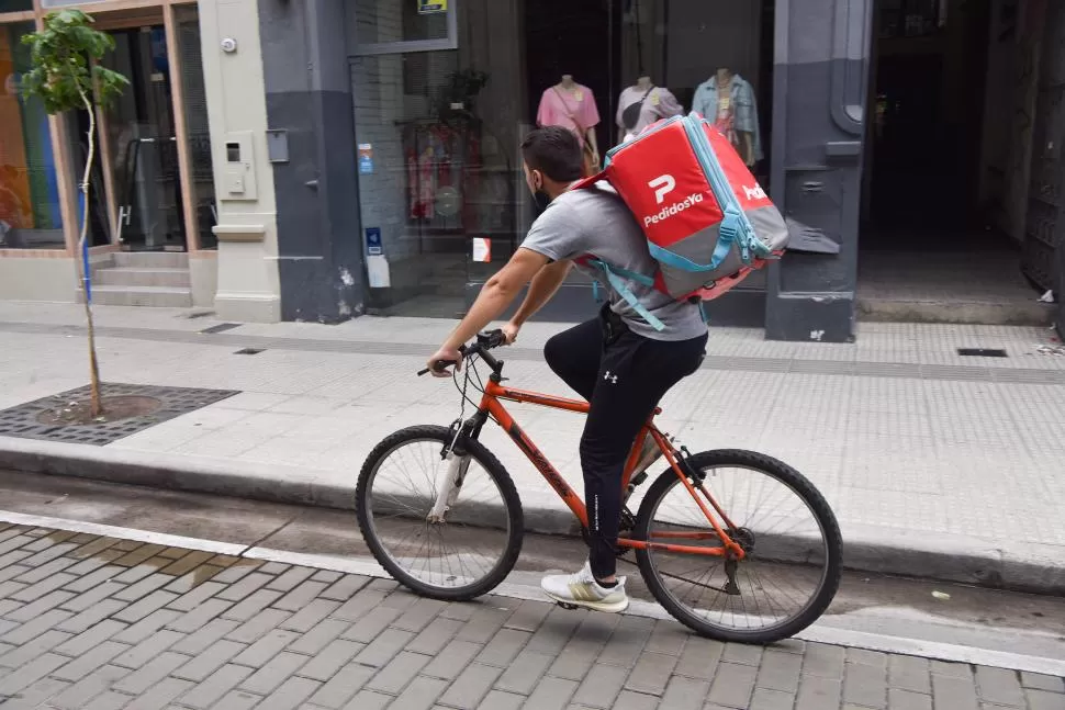 TODO A PULMÓN. Los que trabajan en bicicleta ahorran en combustible, pero cargan los pedidos en la espalda. En días de calor es muy esforzado. la gaceta / fotos de inés quinteros orio