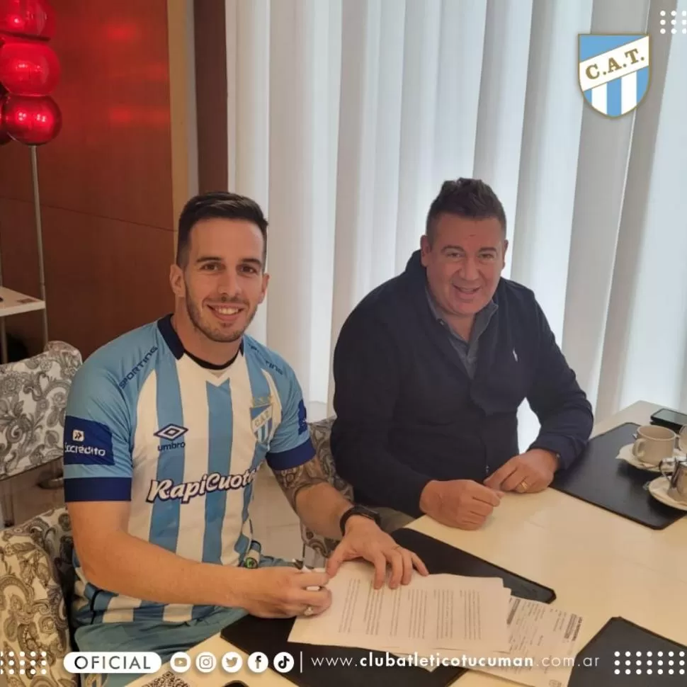 PROTOCOLAR. Andrada y Miguel Abbondándolo posan luego de la firma del contrato del ex delantero de Aldosivi. Es el octavo refuerzo que suma el “Decano”. twitter @ATOficial