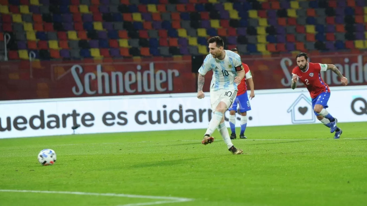 EN SANTIAGO. Messi, el gran ausente de esta fecha de eliminatorias, anotó de penal el gol argentino para el 1 a 1 ante los chilenos en junio.