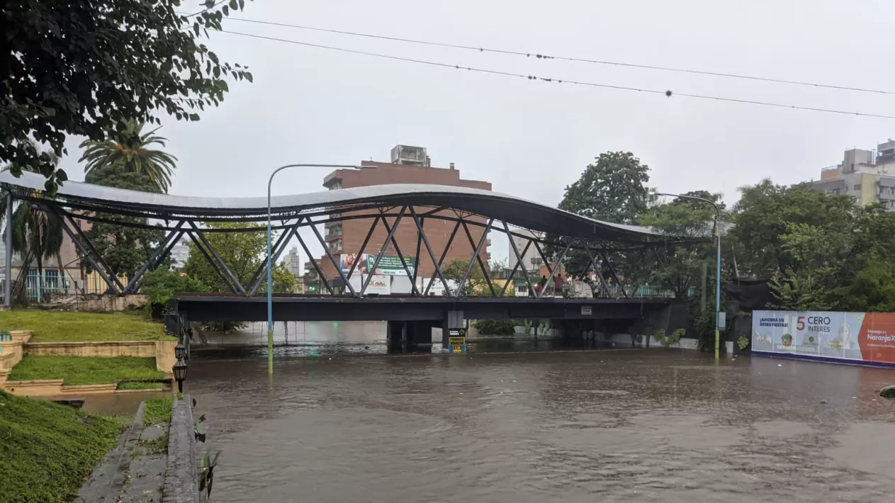 LA POSTAL DE TODOS LOS AÑOS. Cada vez que hay una tormenta, la zona del puente Central Córdoba se inunda. 
