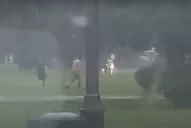 Video: A pesar de la lluvia, el fútbol no se suspende para los tucumanos