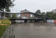 La zona del puente Central Córdoba volvió a convertirse en un enorme lago