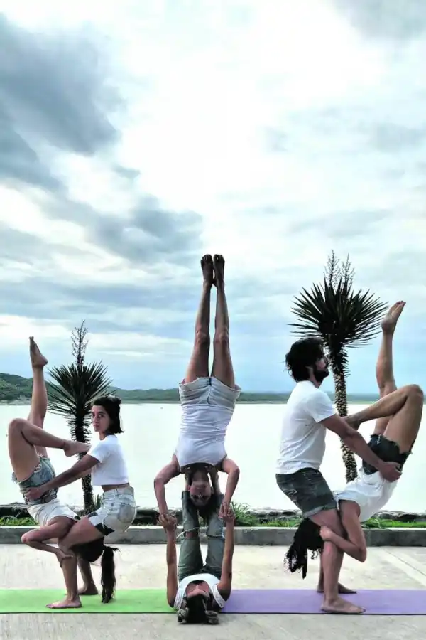 ACROBACIAS.En las prácticas de acroyoga se trabaja de manera grupal.