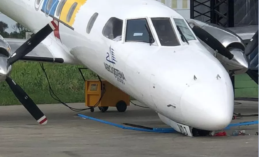 Un mecánico fue aplastado por un avión
