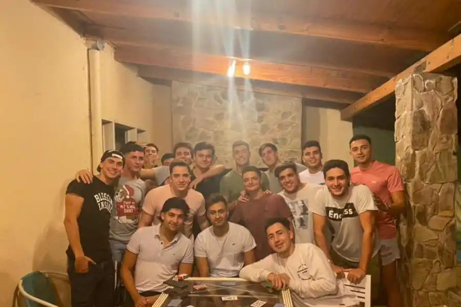 AMIGOS. “Somos un grupo grande que lo recordará siempre. Esta era una de sus fotos favoritas”, dijo Juampi. 