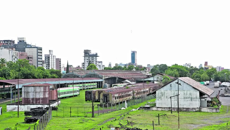 TODO ESTÁ INMÓVIL, COMO PETRIFICADO. Vista de las instalaciones de apoyo de la Estación de Trenes: vagones y materiales aguardan la reapertura del edificio cerrado por un defecto del puente ubicado sobre el río Salí. LA GACETA / FOTOS DE FRANCO VERA