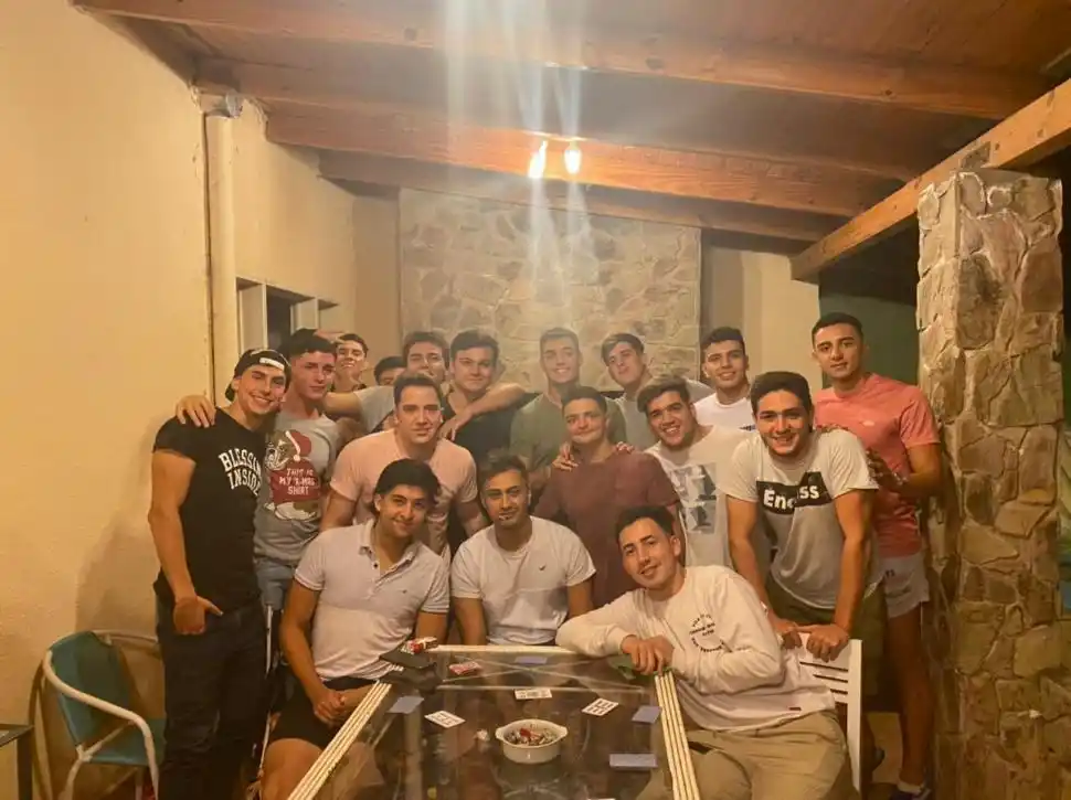 AMIGOS. “Somos un grupo grande que lo recordará siempre. Esta era una de sus fotos favoritas”, dijo Juampi. 