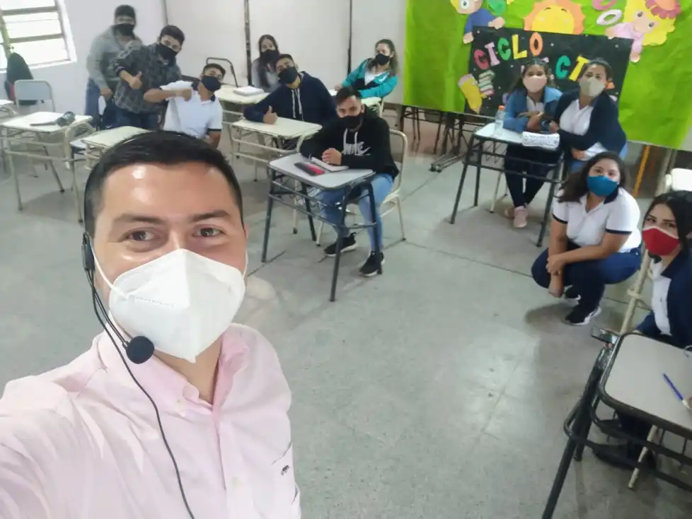 CLASE INVERTIDA. Franco Vera con sus alumnos de Carancho Pozo.   