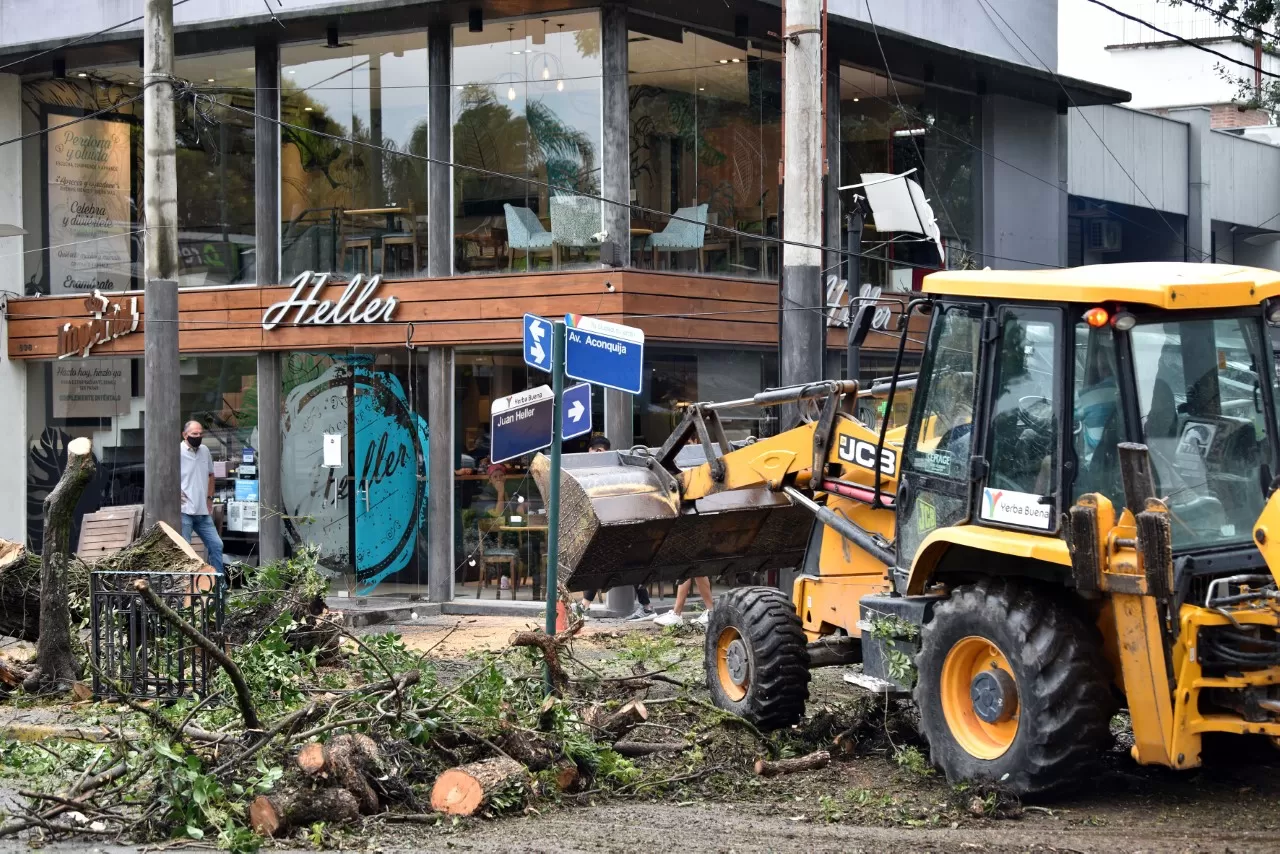 Destrozos en Heller y Aconquija. Foto Inés Quinteros Orio / La Gaceta