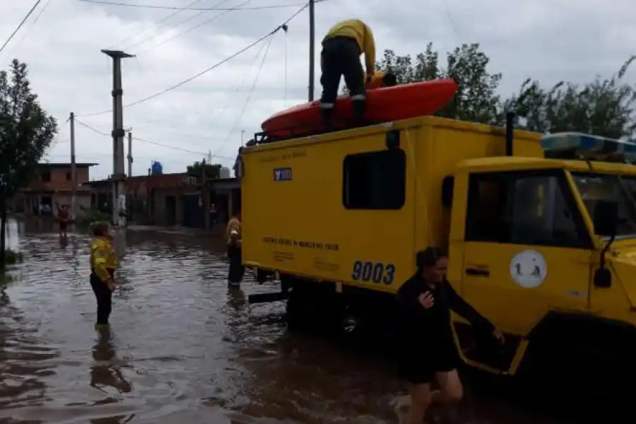 Personal de Defensa Civil ayudó en la asistencia en los barrios que sufrieron las inclemencias climáticas.