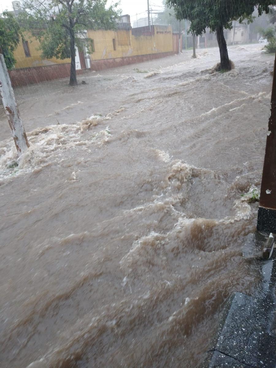 CAMINOS CAUDALOSOS. El agua tapó calles y veredas en varios puntos de la ciudad.
