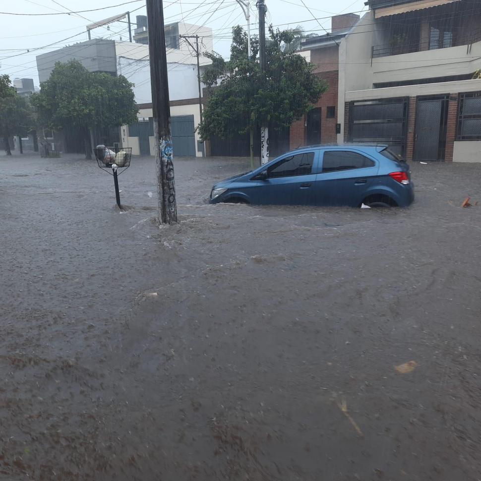 POR EL TORRENTE. El nivel del agua arrastró vehículos por las calles. 