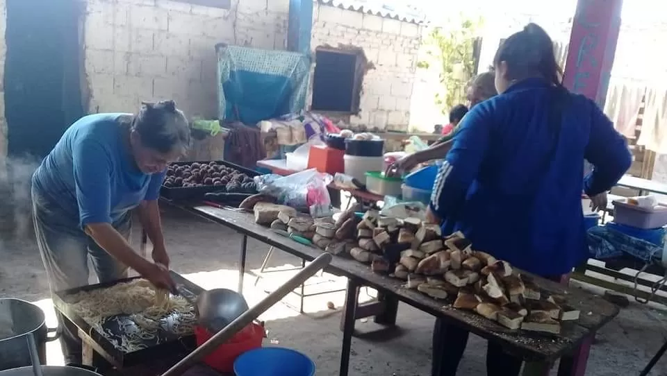 ESFUERZO COMUNITARIO. Clara Castro y sus hijas del barrio El Salvador cocinan para los chicos de la zona. fotos de anahi jimenez 