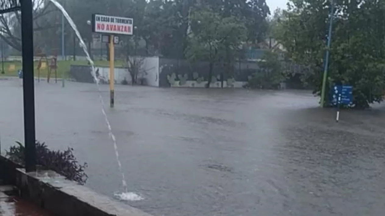 “El agua llegó hasta el tope del malecón”, contó Patricia Alarcón y tomó esta foto, desde la vereda alta de la Avellaneda, para documentar una situación que padecen todos los años. El cartel de no avanzar en el medio del agua fue colocado por la municipalidad en febrero de 2017. la gaceta / fotos de paula cavanna