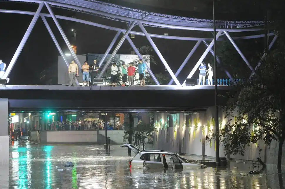 TRAGEDIA. En 2015 un turista santacruceño murió ahogado. Fue sorprendido por la tormenta y el vehículo fue arrastrado por el agua. la gaceta / foto de hector peralta (archivo)