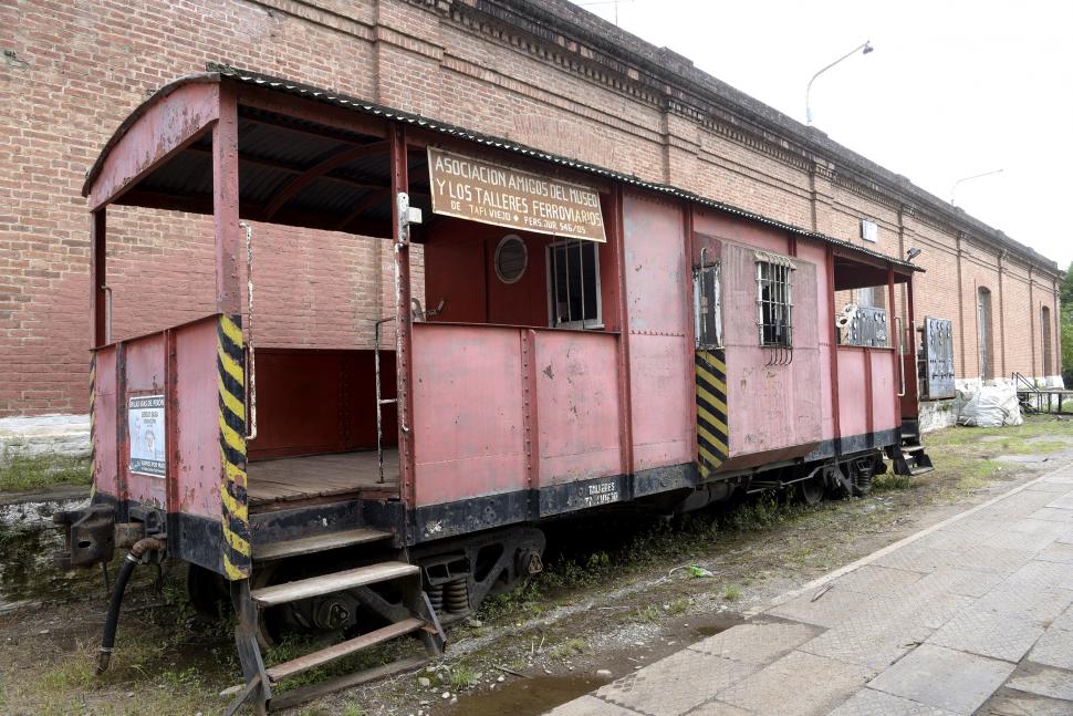 EL VIEJO VAGÓN. Puede ser visitado este testigo de una parte de la historia ferroviaria de la Argentina, que aún le pelea al paso del tiempo.
