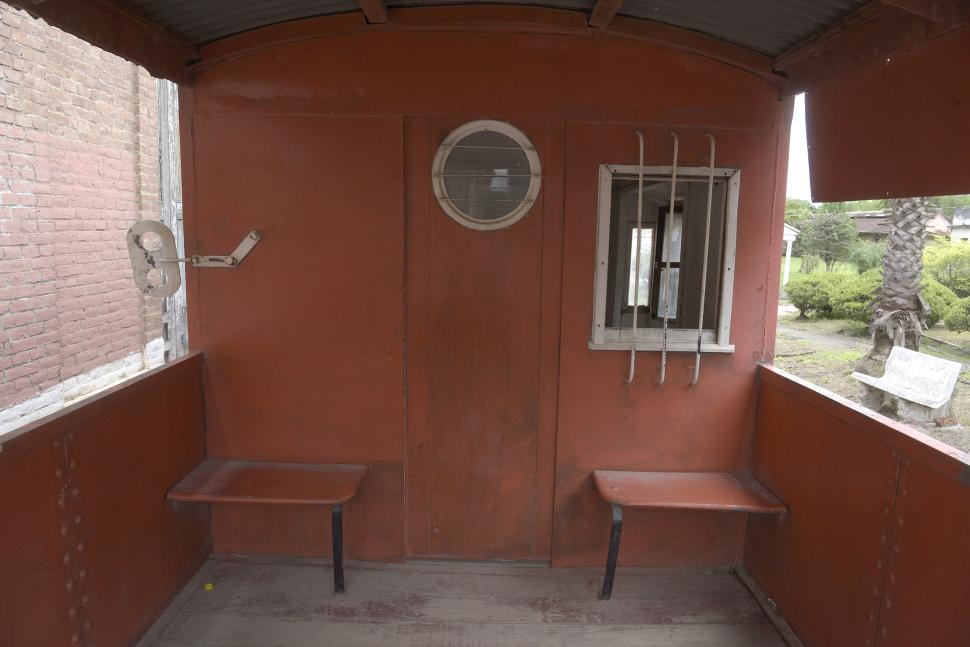 PARA LOS OPERARIOS. En este vagón podían ir dos personas sentadas.