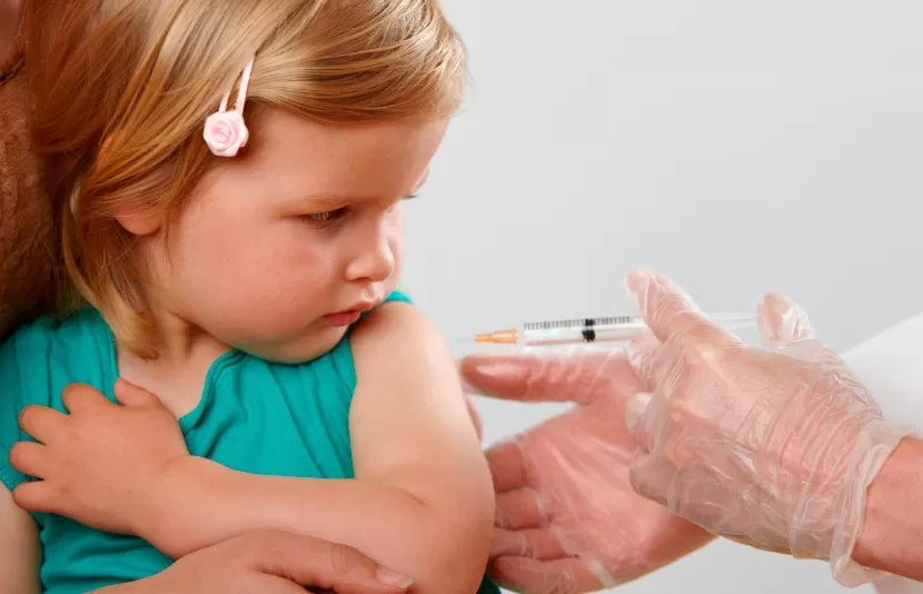 CURIOSIDAD, Y NO MIEDO. Con explicaciones, ejemplo y contención los adultos podemos lograr en los chicos una actitud positiva hacia la vacuna.  