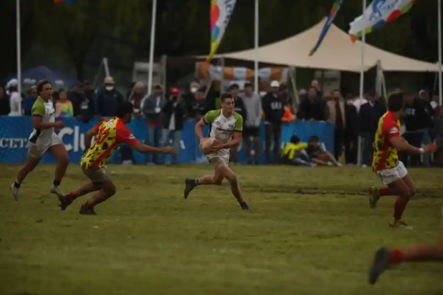 DEFINICIÓN. El partido que coronó al campeón del torneo tafinisto resultó muy peleado desde el principio al final.