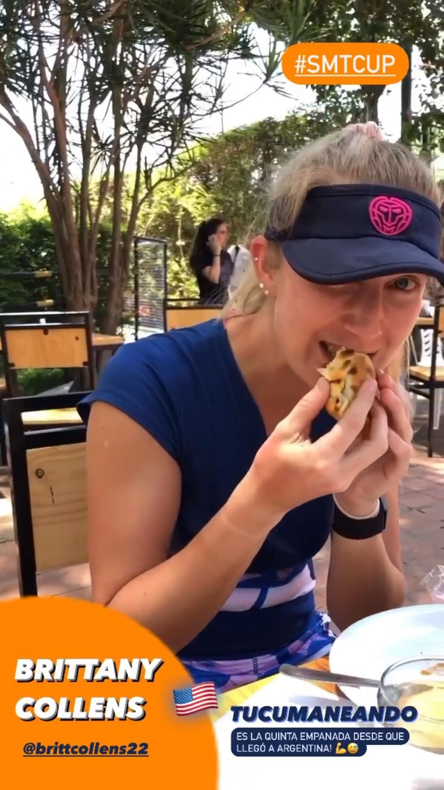 RIQUÍSIMAS. La estadounidense Collens degusta una empanada en su almuerzo.  